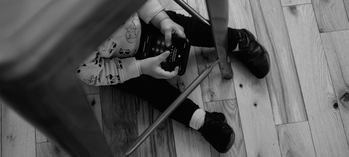 Dziecko ze smartfonem